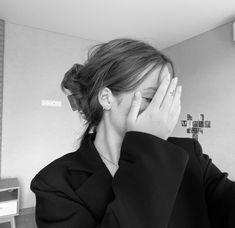 Aesthetic Hidden Face Girl Pic Black and White (120)