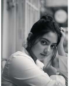 Aesthetic Hidden Face Girl Pic Black and White (131)