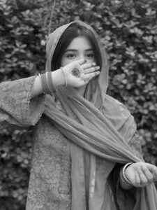 Aesthetic Hidden Face Girl Pic Black and White (14)