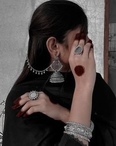 Aesthetic Hidden Face Girl Pic Black and White (2)