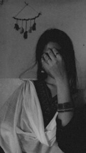 Aesthetic Hidden Face Girl Pic Black and White (25)