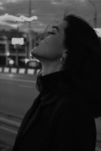 Aesthetic Hidden Face Girl Pic Black and White (26)