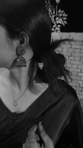 Aesthetic Hidden Face Girl Pic Black and White (29)