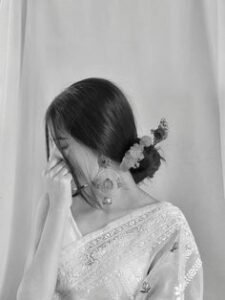 Aesthetic Hidden Face Girl Pic Black and White (56)