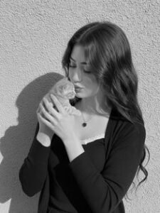 Aesthetic Hidden Face Girl Pic Black and White (89)