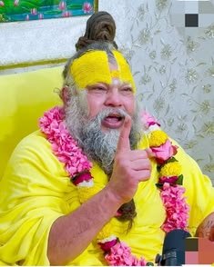 Premanand Ji Maharaj with Radha Krishna 4K Wallpaper (23)