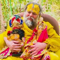 Premanand Ji Maharaj with Radha Krishna 4K Wallpaper (41)