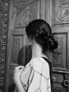 Aesthetic Hidden Face Girl Pic Black and White (100)